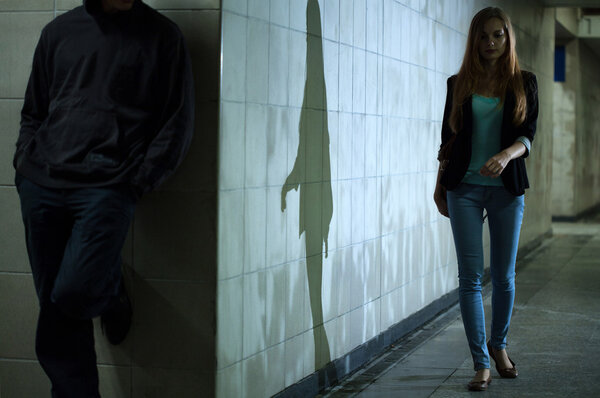 Опасный человек ждет потенциальную жертву
