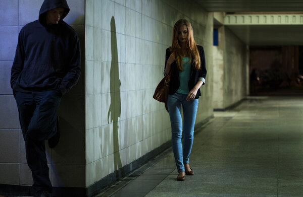 Одинокая женщина, идущая ночью
