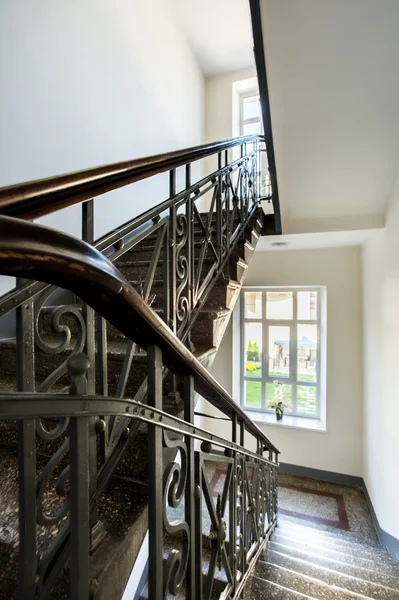 Klassische Treppe in einem Stadthaus — Stockfoto