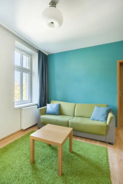 Sofá em apartamento luminoso — Fotografia de Stock