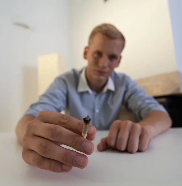 Man houdt in zijn hand een gezamenlijke — Stockfoto