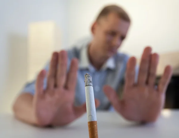 Muž odmítá kouřit cigaretu — Stock fotografie