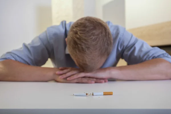 Hombre adicto con un cigarrillo roto — Foto de Stock