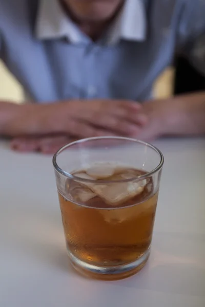 Uomo drogato e un bicchiere di whisky — Foto Stock