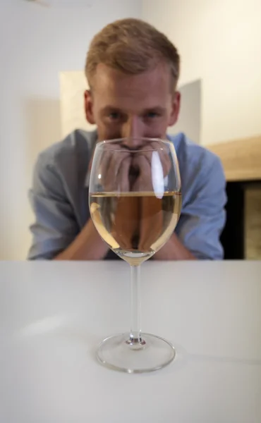Homem viciado olhando para o copo de vinho — Fotografia de Stock