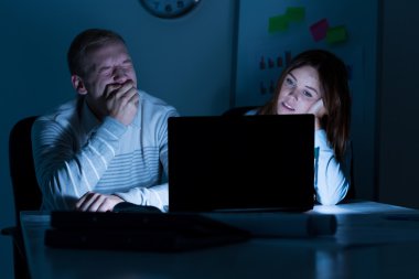 Çok çalışan çalışanların laptop