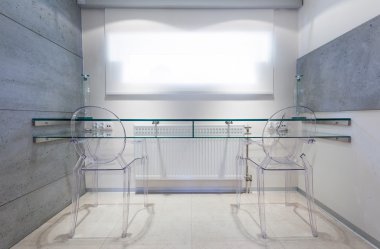 Plastik sandalye ile modern iç