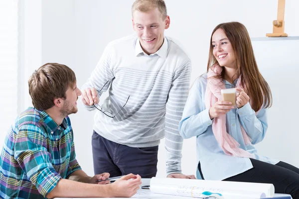 Trevlig atmosfär på arbetsplatsen — Stockfoto