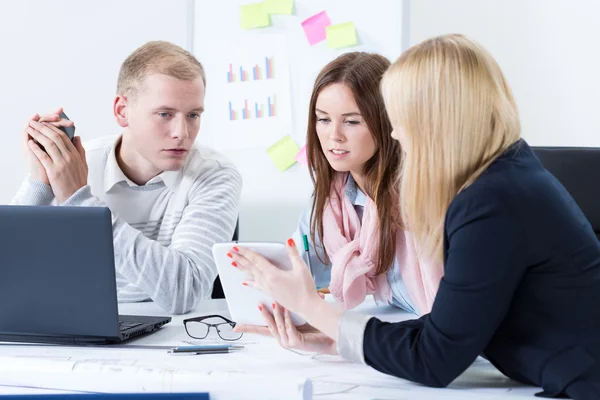 Colleghi che lavorano insieme — Foto Stock