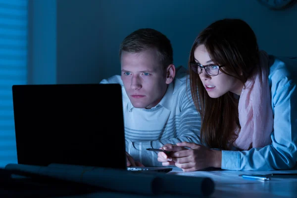 Empleados que usan laptop en el trabajo — Foto de Stock