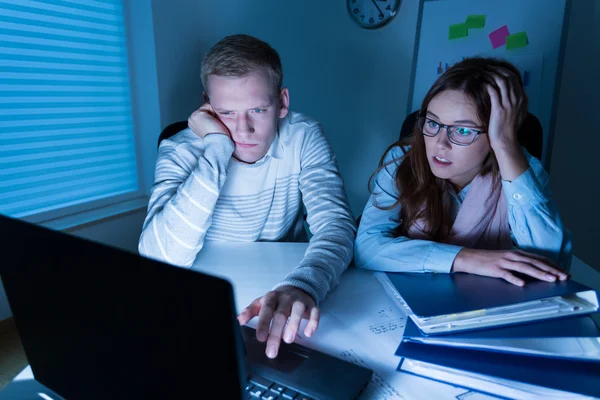 Jonge mensen met een heleboel werk — Stockfoto