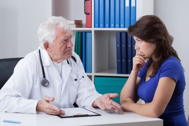 Doktor endişe hastayla konuşuyor