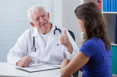 Pratisyen başparmak gösterilmesini