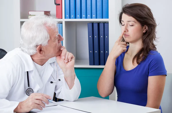 Médico que diagnostica o paciente — Fotografia de Stock