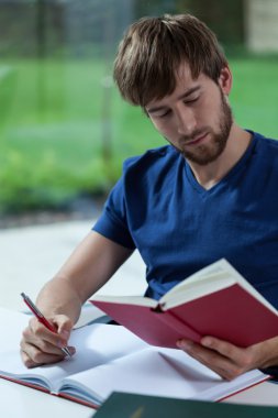 Okuma genç öğrenci 