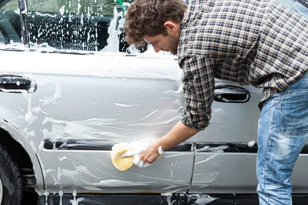 Guy schoonmaken zijn auto — Stockfoto