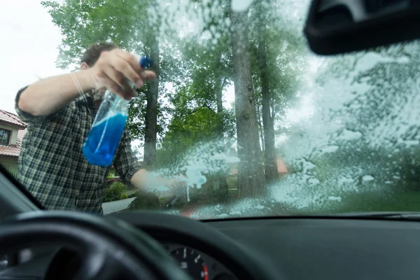 Detergente de pulverização em uma janela — Fotografia de Stock