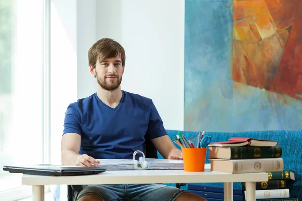 Gelukkig knappe student — Stockfoto