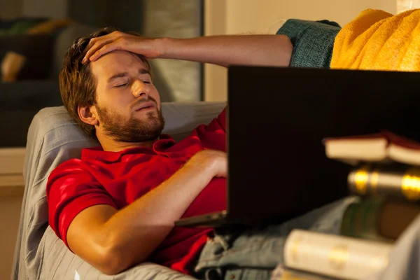 Müder Student mit Kopfschmerzen — Stockfoto