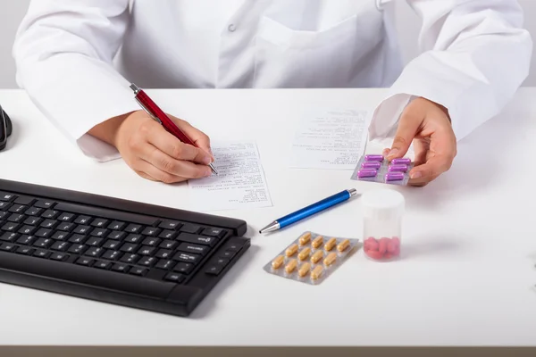 Farmacista controllo prescrizione — Foto Stock