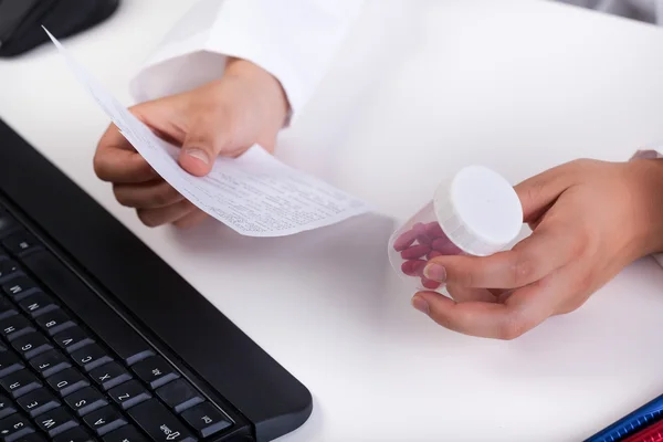 Farmacista realizzando prescrizione — Foto Stock