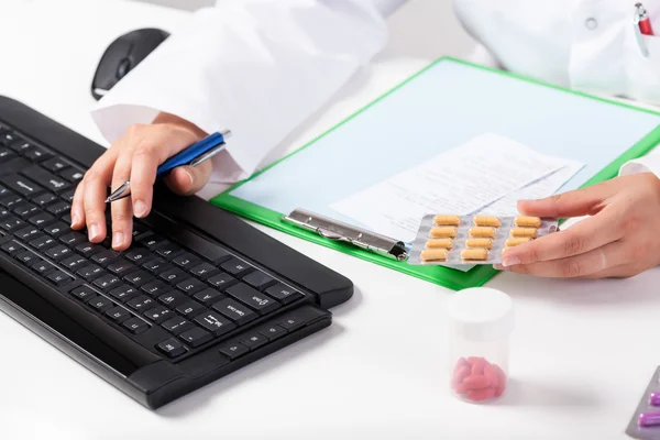 Farmacéutico durante el trabajo en farmacia — Foto de Stock