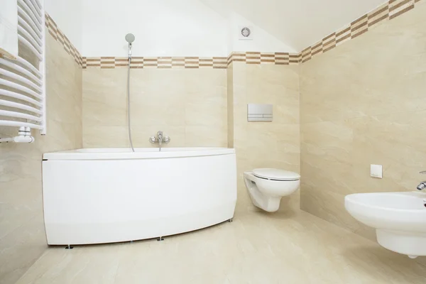 Salle de bain lumineuse avec baignoire — Photo