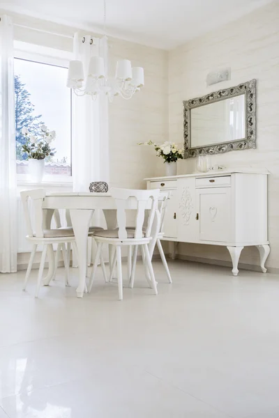 Tavolo bianco con sedie — Foto Stock
