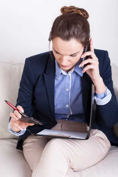 Zakenvrouw tijdens mobiele telefoongesprek — Stockfoto