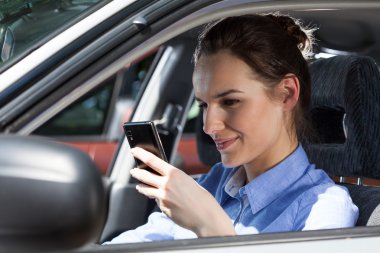 Araba, cep telefonunda kadın manifatura