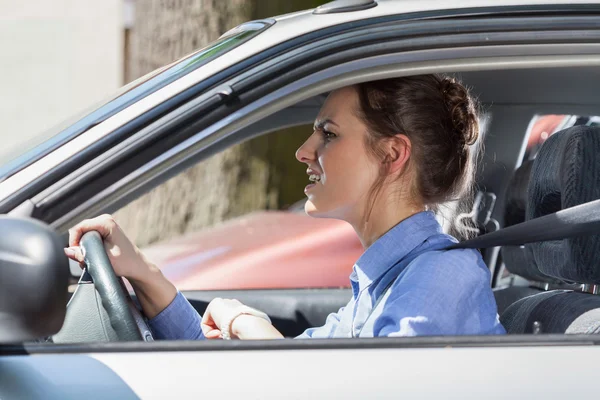 Woedend vrouw stond in een verkeersopstopping — Stockfoto