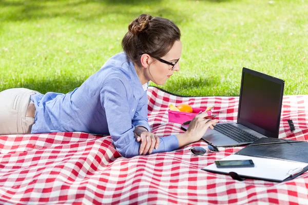 Mujer bonita usando su portátil en el parque —  Fotos de Stock