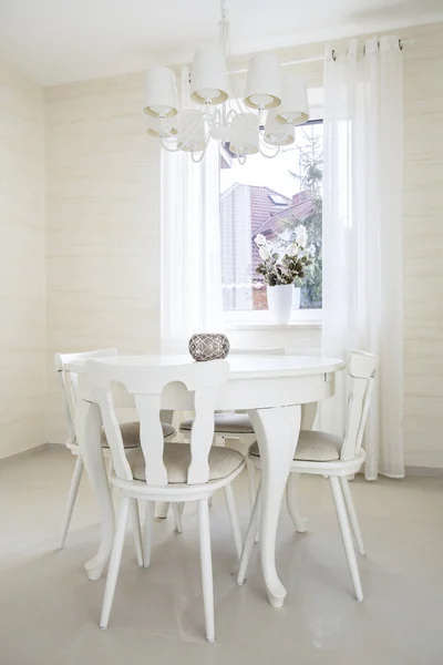 Klassieke tafel met stoelen — Stockfoto