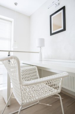 Beyaz hasır sandalye ile iç