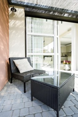 hasır sandalye ve masa