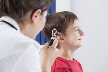 Enstrüman kullanarak otolaryngologist