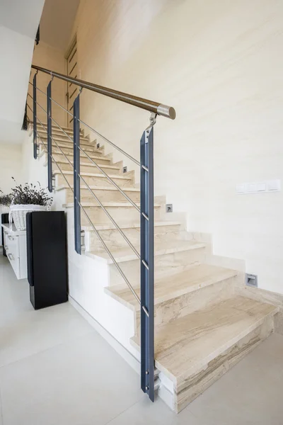 Marmortreppe in Luxuswohnung — Stockfoto