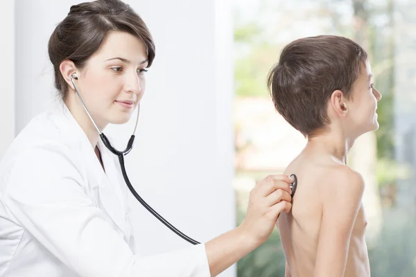 Médica examinando pequena paciente — Fotografia de Stock