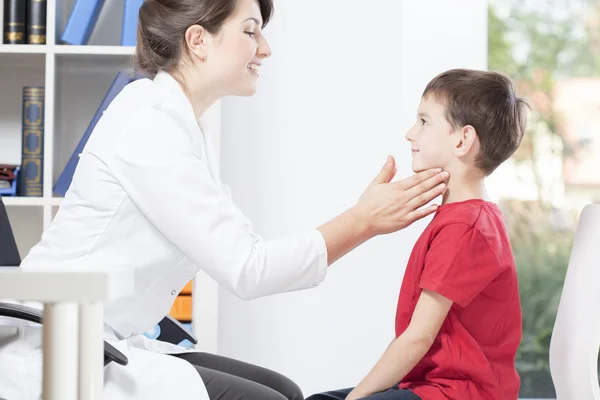 Kinderarts onderzoeken lymfklieren — Stockfoto