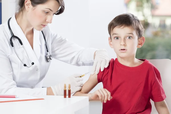 Rädd liten patient under injektion — Stockfoto
