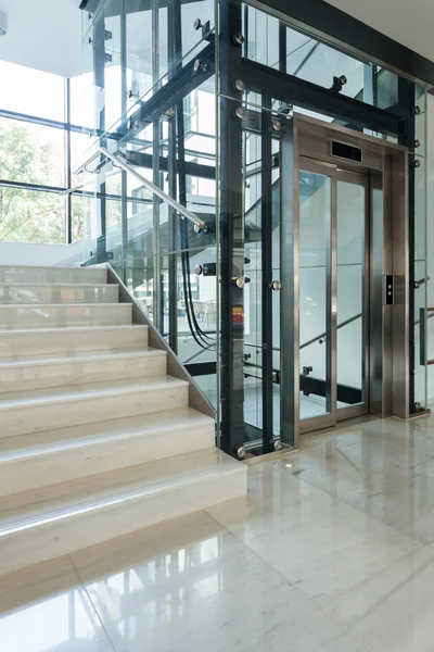 Лифт рядом с лестницей — стоковое фото