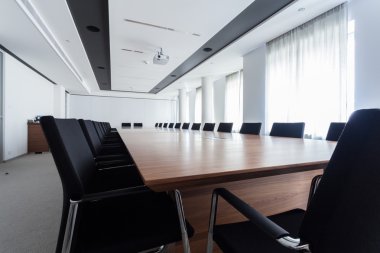 Tablo içinde bir toplantı salonu