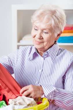 Çamaşır yapacak kadın