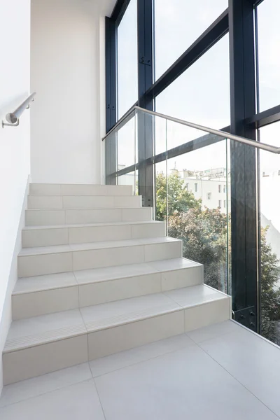 Escalier lumineux dans un bâtiment moderne — Photo