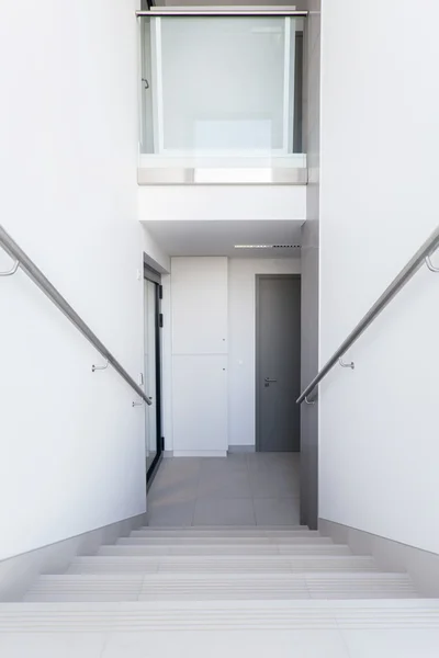 Weiße Treppe in einem Gebäude — Stockfoto