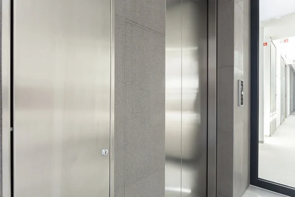 Puerta del ascensor en un centro de negocios — Foto de Stock