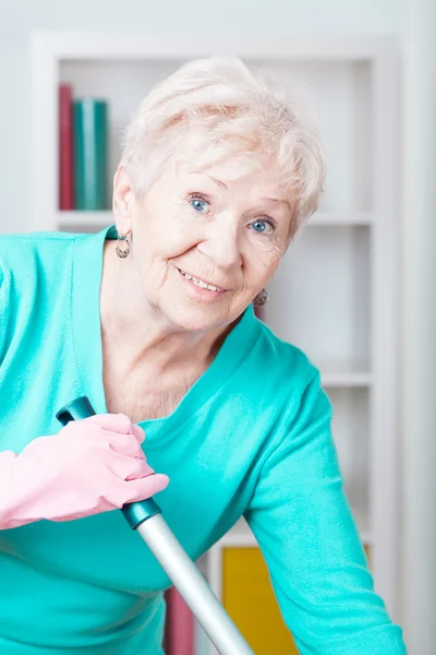 Пожилая уборщица. Пенсионерка уборщица. Фото старая уборщица. Клининг. Вакансии в ярославле для пенсионеров уборщицей работа.