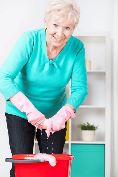 Senior woman preparing home for Christmas — Stock Photo, Image