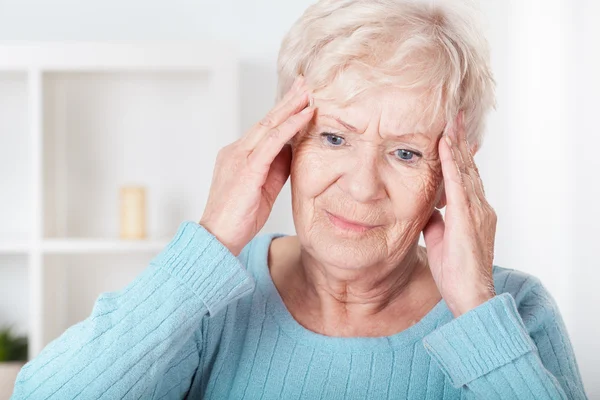 Ανώτερος γυναίκα έχοντας πονοκέφαλος — Φωτογραφία Αρχείου