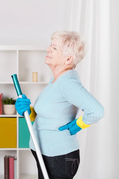 Senior vrouw met pijn in de onderrug — Stockfoto